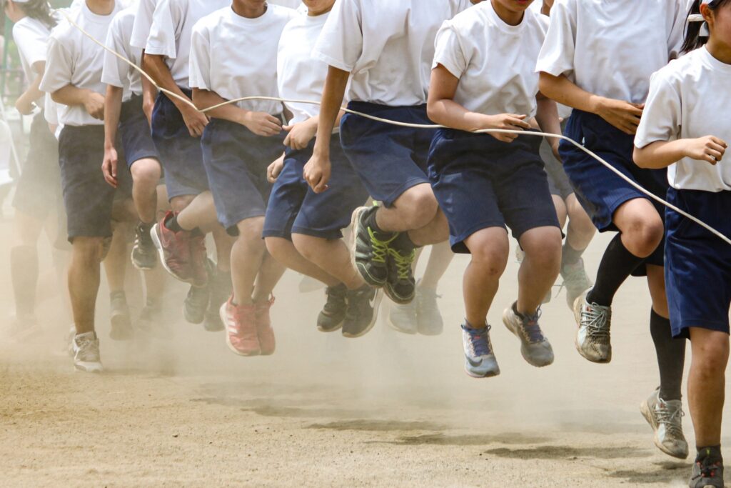 学校の歴史上達成されたことがない大縄跳びの記録を塗り替えピッタリ700回を小学生が達成