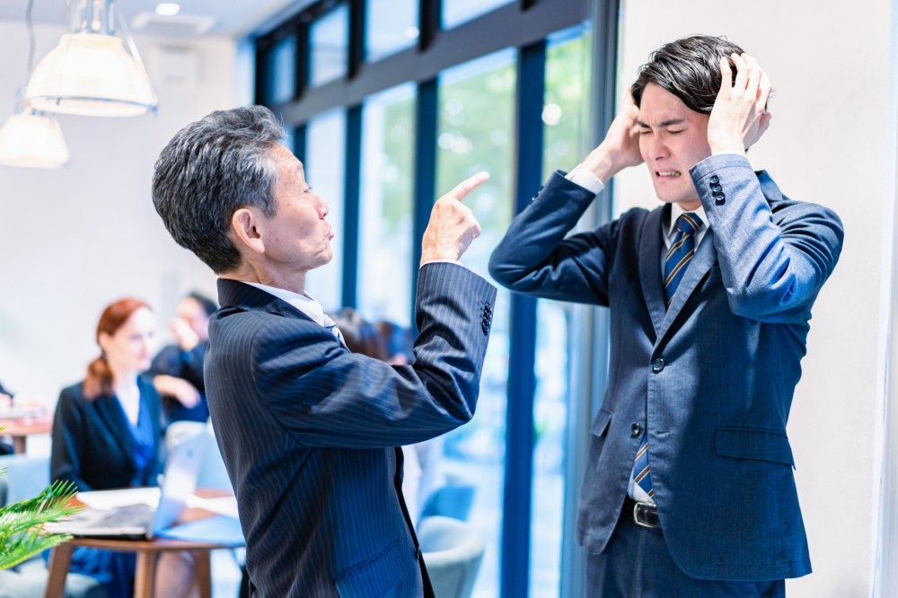 人を見下す態度の人はこれが高い!共通点